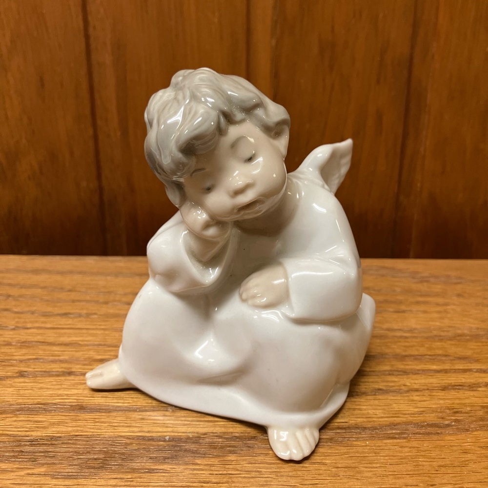 NEW - in Box, Lladro No. 4539 Angel Pensando (retired 2005) perfect condition…